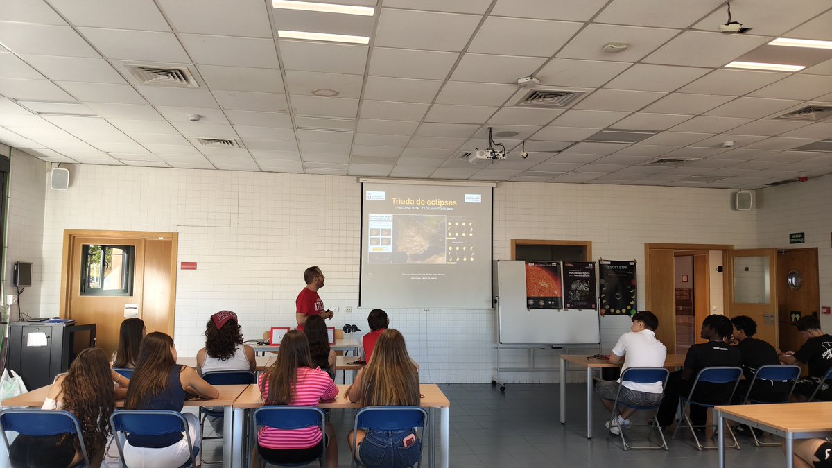 URJCcientifica's tweet photo. @madrimasd @FECYT_Ciencia @CienciaGob @urjc 🔬✨ Durante toda la mañana, mayores y pequeños están disfrutando de las actividades de la #NocheEuropeaDeLosInvestigadores

Una jornada para descubrir, experimentar y acercarse a la ciencia de una forma diferente 🧪🔭 https://t.co/3YOe4DzVjS