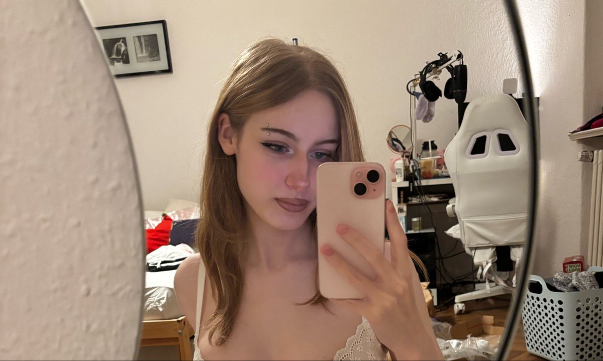 lolski87060096's tweet photo. I like my makeup in this one https://t.co/aAkCeO7vBg