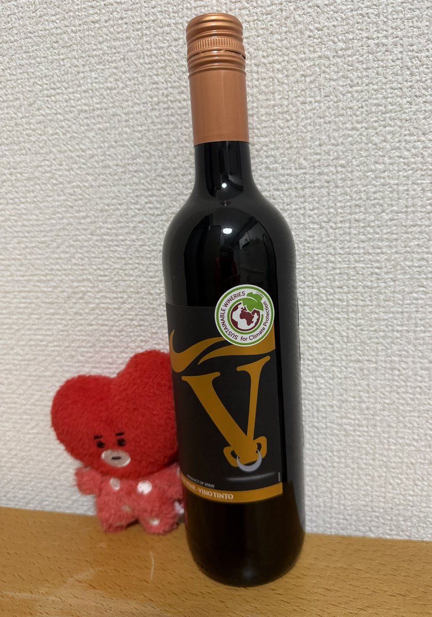 KurosawaY's tweet photo. バンタンには何の関係もないけど、買っちゃうよねー😅
マイバスでお財布に優しい498円🤗
白もありますよー
#bts
#bts_v
#赤ワイン
#まいばすけっと https://t.co/BuKbfJC3xy