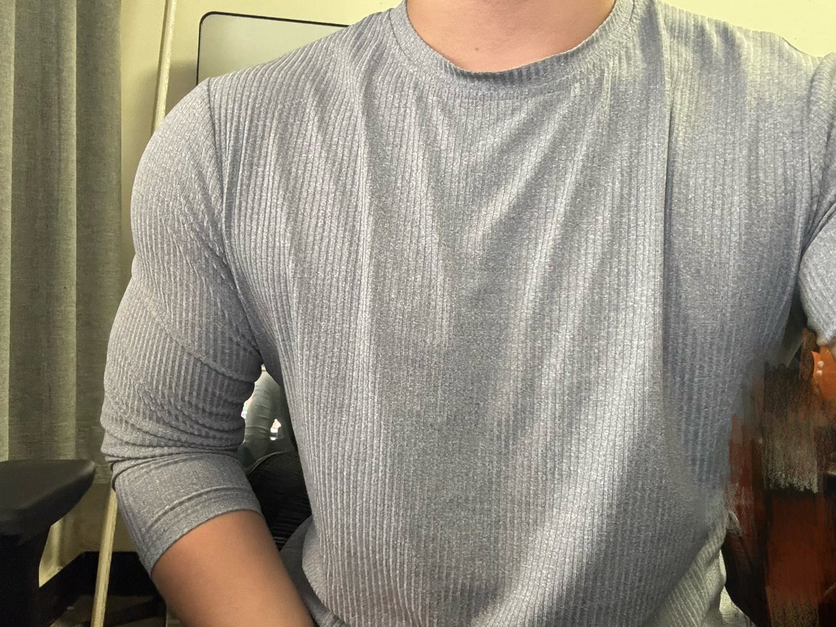 Rainyo0's tweet photo. 感觉紧身的衣服反而适合体脂高一点穿… https://t.co/GeSdNaGXYS