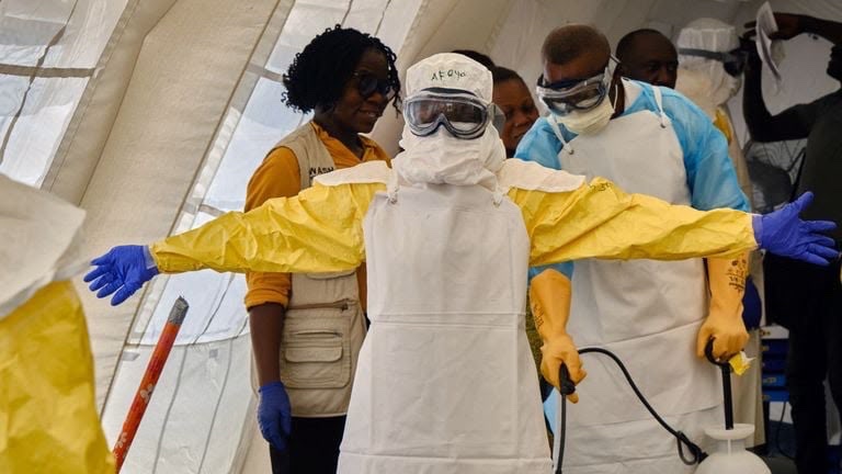 7sur7_cd's tweet photo. Ebola : les États-Unis annoncent une aide supplémentaire de plus de 260 millions $ https://t.co/9DVgB7wkHk https://t.co/YWrPqOYdbf