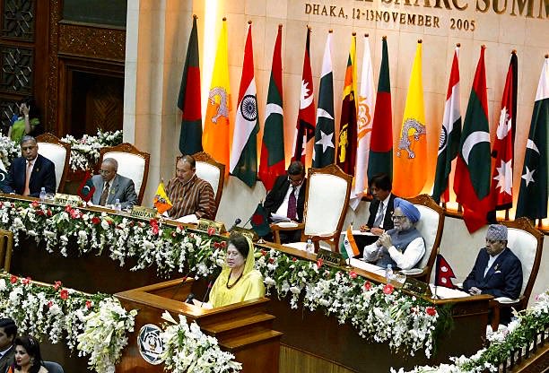 wolfie8848's tweet photo. In November 2005, King Gyanendra addressed the inaugural session of the 13th SAARC summit in Dhaka. 

This was two weeks before the seven parties and the Maoists signed the 12-Point Delhi Compromise. 

This was before Afghanistan was eventually incorporated into SAARC by the Indo-Pac.

So what did the king actually say to the assembled heads of state that day?

A THREAD: