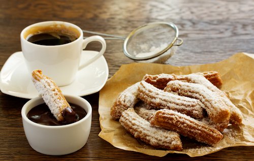 TeraDudgeosyp's tweet photo. Churros crujientes con chocolate caliente! El mejor capricho callejero para el frío! https://t.co/4djyGsGfIk