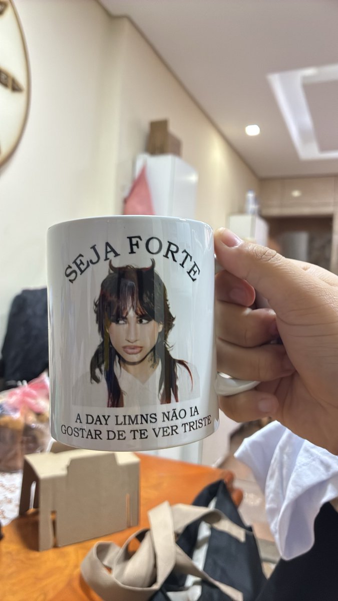 carayjess's tweet photo. bom dia irmãs https://t.co/NjlNNN9emV