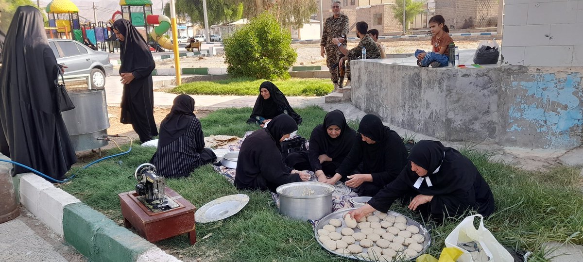 barana4154's tweet photo. در دما و شرجی بسیار بالا ، زنان غیور، مانند ۸سال دفاع مقدس‌  در حال پخت نان بودند .
#جانفدایان_خوزستان 
#جانفدایان_آغاجاری https://t.co/ukLnli3XZm