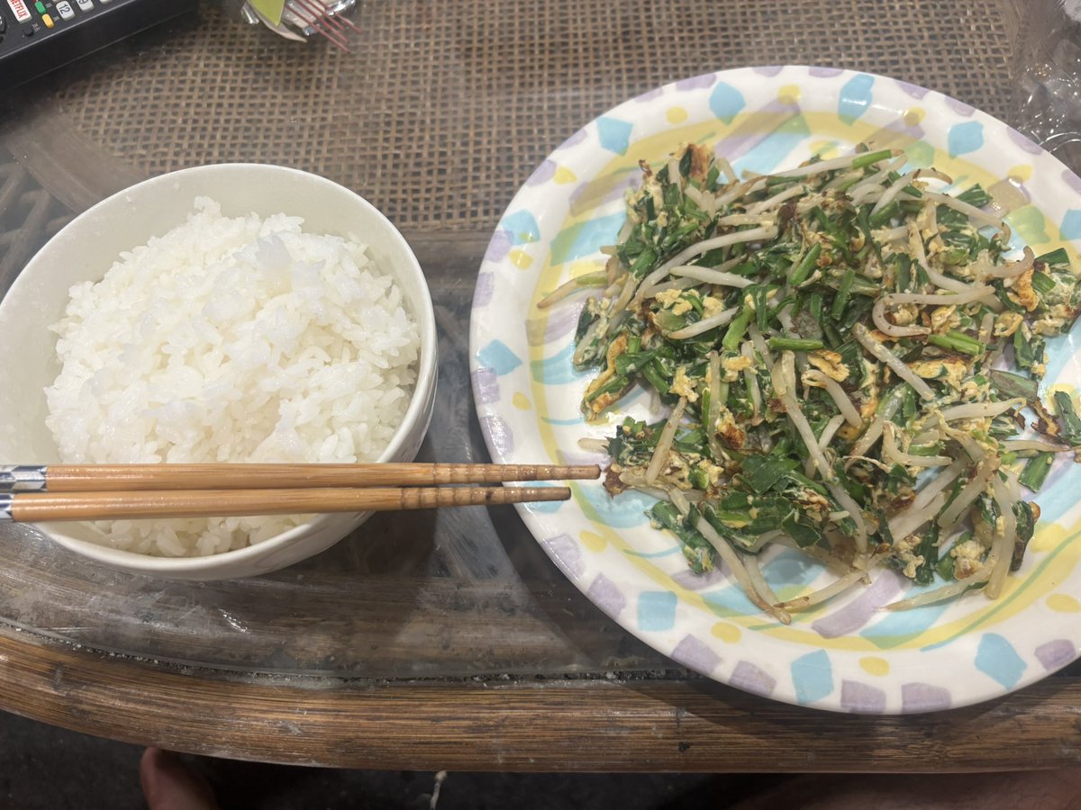 john_bipolar420's tweet photo. 今日の貧乏飯はニラ玉もやしや！でもこれはビールとかハイボールとか飲みたくなるから貧乏飯じゃなくなりそうw https://t.co/4xj4nMZw6k