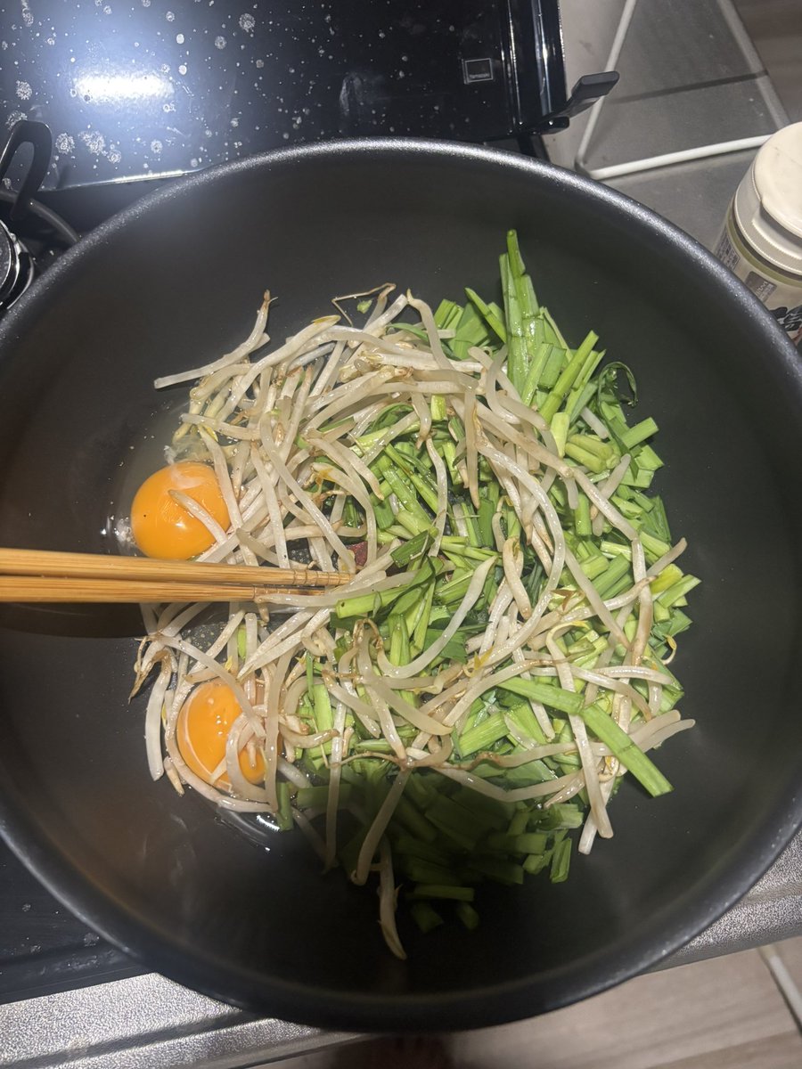 john_bipolar420's tweet photo. 今日の貧乏飯はニラ玉もやしや！でもこれはビールとかハイボールとか飲みたくなるから貧乏飯じゃなくなりそうw https://t.co/4xj4nMZw6k