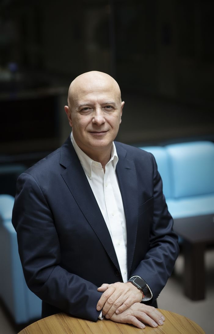 daily_ekonomi's tweet photo. Renault’un eski Türkiye CEO’su Hakan Doğu:

“Türkiye, yeni otomotiv dünyasında yer alamaz. Türkiye’nin ne kendi teknolojisi var ne markası var. Avrupa ile birlikte kaybedenler kulübündeyiz.”

“Vergileri o kadar yükselttiler ki, hükümet değişip yeni bir hükümet gelse, ÖTV’yi sıfırladım dese, millet isyan eder; çünkü ikinci el değerleri çakılır.”

“10 yılda kademeli şekilde ÖTV’nin kalkması lazım.”