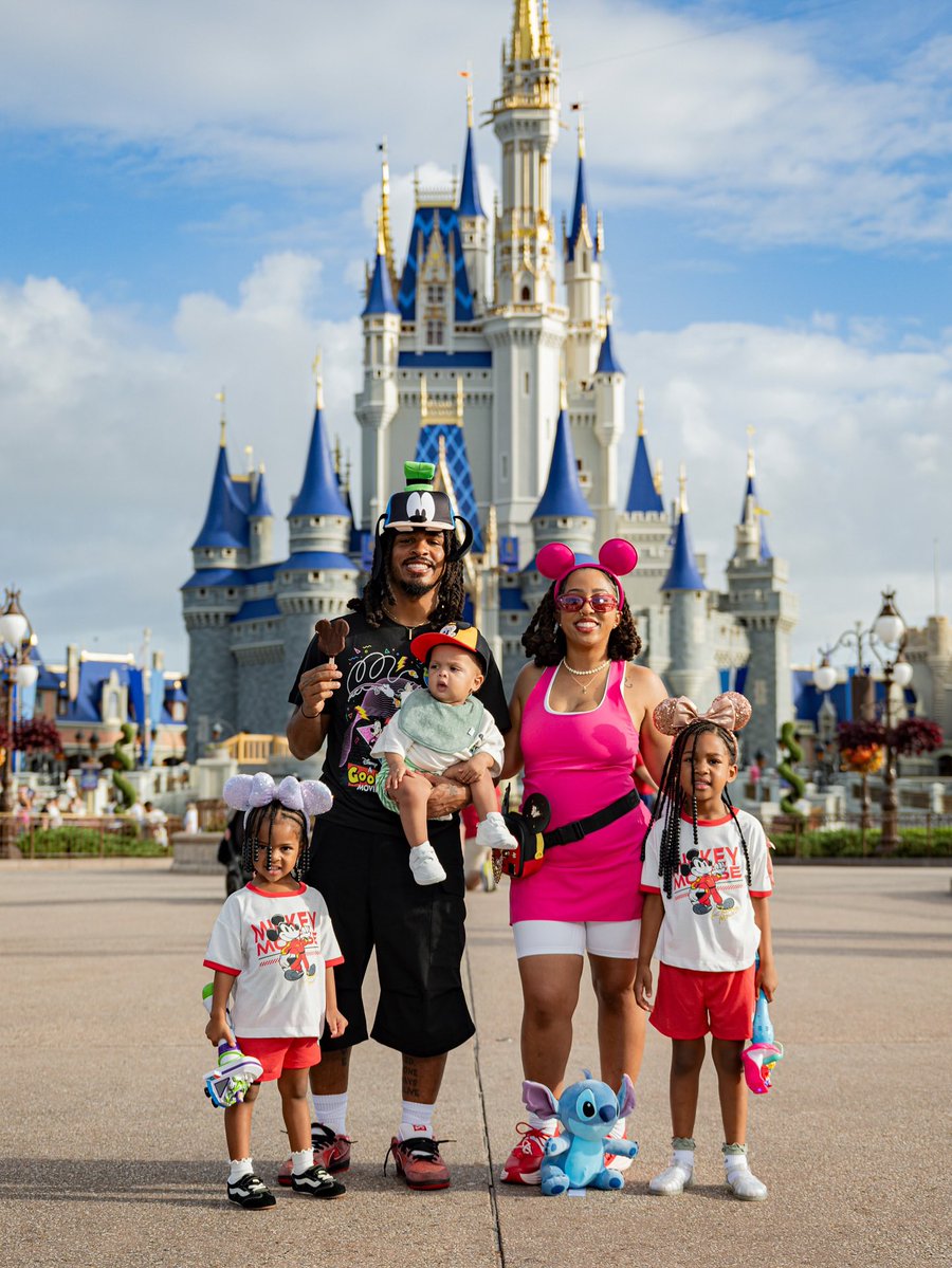 wavecheckers's tweet photo. Keith Lee took the fam to Disney🏰❤️ https://t.co/6qws17DMhL
