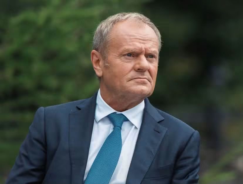 Magdale48297675's tweet photo. I tak trzymać Panie Premierze 👌

"„Grzeczny już byłem. Nie będę grać w szachy, kiedy ktoś podchodzi do mnie z bejsbolem”. @donaldtusk powiedział to w Krakowie i chyba właśnie tego komunikatu wielu ludzi czekało od dawna. Koniec z udawaniem, że polityczna wojna prowadzona przez PiS odbywa się przy filiżance herbaty i w atmosferze wzajemnego szacunku. Jeżeli ktoś zamiast szachownicy przynosi bejsbol, trudno odpowiadać mu kolejnym ruchem pionkiem.

Przez niemal trzy lata słyszeliśmy, że trzeba spokojnie, cierpliwie, zgodnie z procedurami. I owszem, państwo prawa musi działać zgodnie z prawem. Ale państwo prawa nie oznacza państwa bezradnego. Nie oznacza również, że po zmianie władzy wszyscy mają dostać polityczny immunitet za decyzje podejmowane wcześniej. Jeśli były nadużycia, mają być ustalenia, dokumenty, prokuratura, sądy i odpowiedzialność. Bez zemsty, ale również bez specjalnych zniżek dla swoich.

„Grzeczny już byłem” brzmi więc jak sygnał: skończył się czas proszenia ludzi, którzy przez lata przyzwyczaili się, że mogą podnosić temperaturę, obrażać, atakować instytucje i jednocześnie przedstawiać siebie jako jedynych obrońców państwa. Teraz odpowiedź ma być twarda, ale legalna. I właśnie tego oczekują ci, którzy niemal trzy lata temu poszli do urn z bardzo konkretnym przekazem: rozliczyć, przywrócić normalność i pokazać, że w Polsce wreszcie obowiązują te same zasady dla wszystkich.

A więc panowie z PiS, skoro przynieśliście bejsbol, nie dziwcie się, że Tusk przestał udawać, że tego nie widzi. Szachy się skończyły. Teraz będziecie musieli odpowiedzieć na pytania, na które przez lata odpowiadać nie chcieliście. I tym razem nie wystarczy krzyczeć, że to zemsta. Najpierw trzeba będzie zobaczyć, co jest w dokumentach. Bo jeśli za całą obroną zostanie tylko wrzask o „polowaniu na PiS”, może się okazać, że największym problemem nie jest wcale prokuratura. Problemem są fakty."
Piotrek K.
