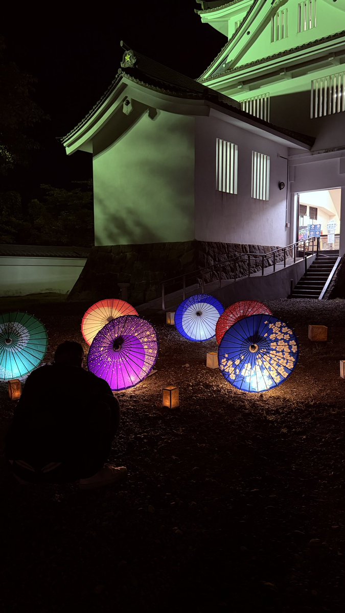 yokote_photo's tweet photo. 🌙夜の横手城に、和傘が彩りを添えました✨

夜の横手城をバックに、ライトアップした和傘を入れて撮影🏯✨
ちょっと低い位置から撮ると、こんな一枚に！

9/25〜27の #横手城ナイトキャッスル で、ぜひ真似して撮ってみてください📱

🕖20:30まで（最終入館20:00）
#横手愛 #yokote https://t.co/Rk5A9g0LIp
