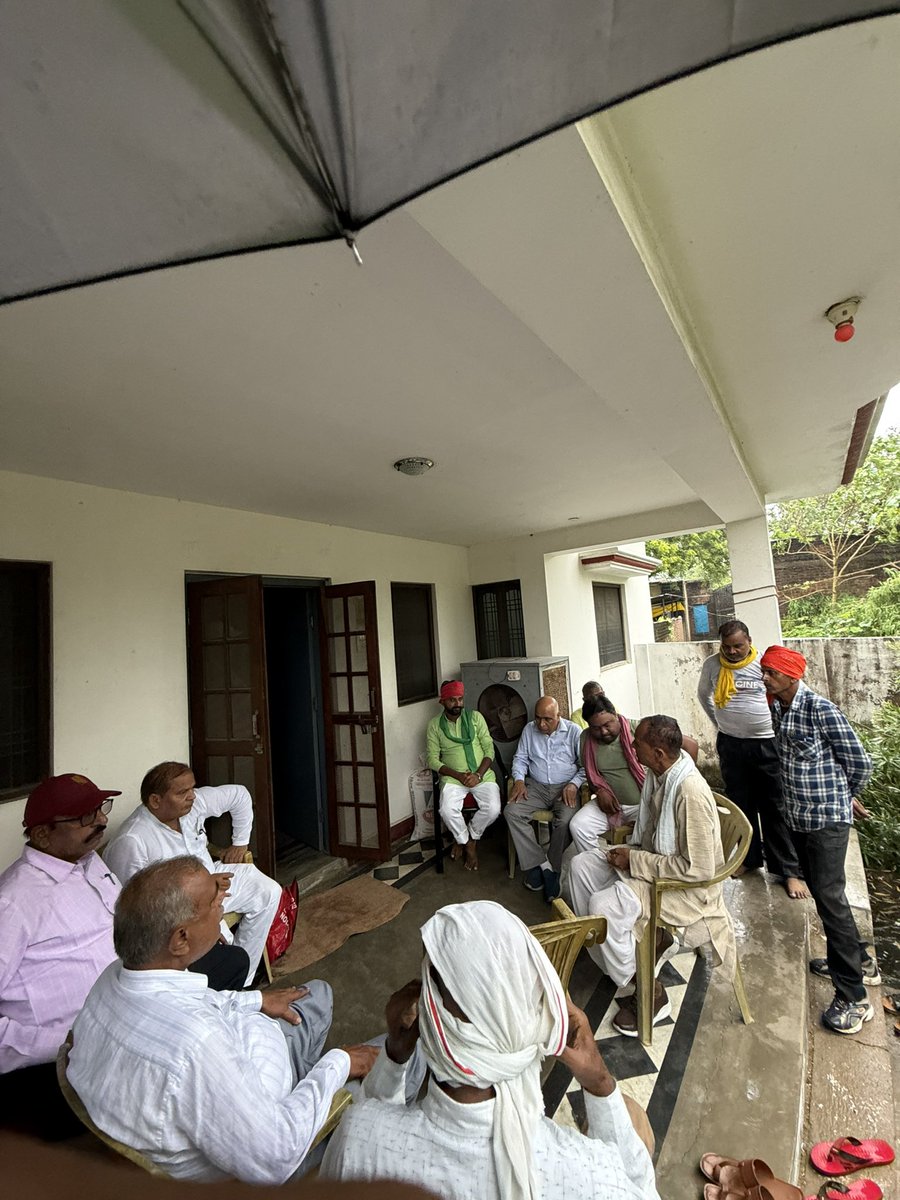 Anilpradhan01's tweet photo. पूर्व विधानसभा अध्यक्ष समाजवादी पार्टी एवं पूर्व ग्राम प्रधान पतौड़ा श्री गया प्रसाद यादव जी की पूज्यनीय माता जी के निधन हो जाने पर उनकी तेरहवीं कार्यक्रम में सम्मिलित होकर श्रद्धांजलि अर्पित किया l
#CKTD📍 https://t.co/k8Cb3rUqzS