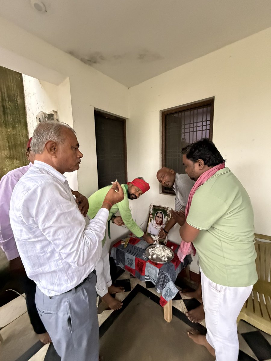 Anilpradhan01's tweet photo. पूर्व विधानसभा अध्यक्ष समाजवादी पार्टी एवं पूर्व ग्राम प्रधान पतौड़ा श्री गया प्रसाद यादव जी की पूज्यनीय माता जी के निधन हो जाने पर उनकी तेरहवीं कार्यक्रम में सम्मिलित होकर श्रद्धांजलि अर्पित किया l
#CKTD📍 https://t.co/k8Cb3rUqzS