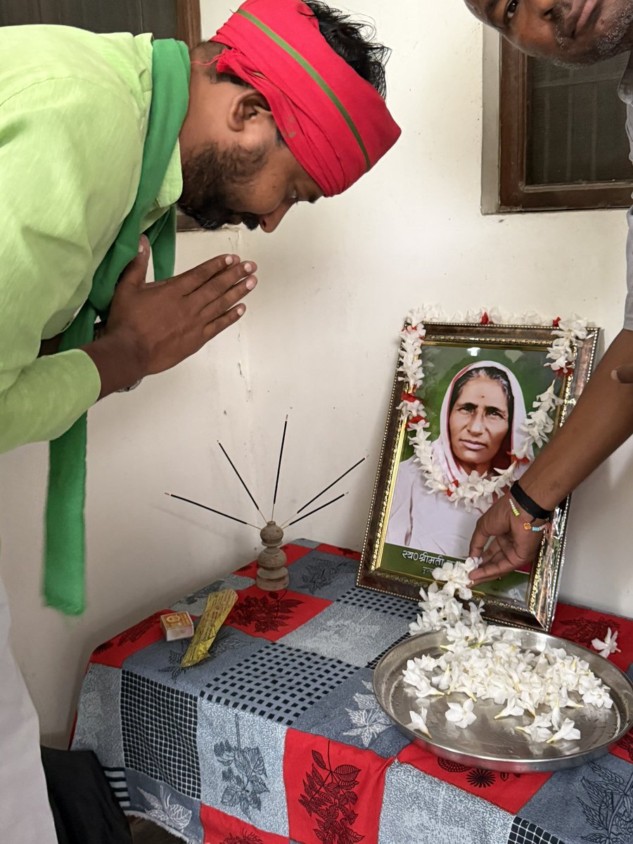 Anilpradhan01's tweet photo. पूर्व विधानसभा अध्यक्ष समाजवादी पार्टी एवं पूर्व ग्राम प्रधान पतौड़ा श्री गया प्रसाद यादव जी की पूज्यनीय माता जी के निधन हो जाने पर उनकी तेरहवीं कार्यक्रम में सम्मिलित होकर श्रद्धांजलि अर्पित किया l
#CKTD📍 https://t.co/k8Cb3rUqzS
