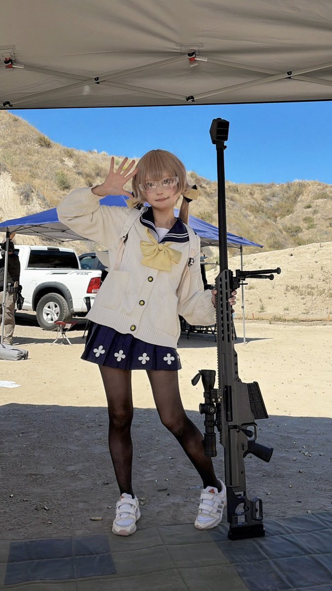 k_purarine's tweet photo. アメリカでバレットの大型ライフルを撃ってきました🇺🇸✨️

身長くらい大きかった！
リコイルの迫力凄かったー💥 https://t.co/w8SLOIEW2X