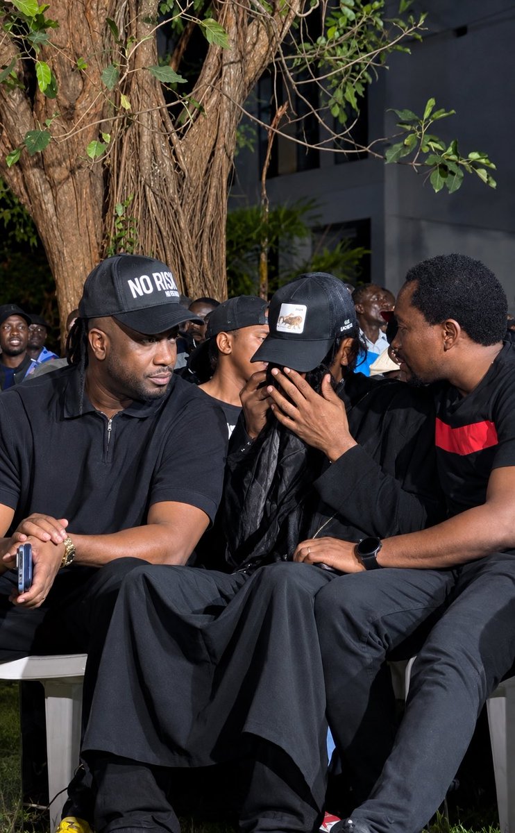 sserumagaelly's tweet photo. It’s true 😭
They stole Jose Chameleone’s iPhone 17 Pro Max at Moses Matovu’s funeral.
Big Size Bebe Cool was right there… not performing, just cooling him down.

Uganda never gives you a peaceful send-off.🤣 https://t.co/gOlOklwqnT