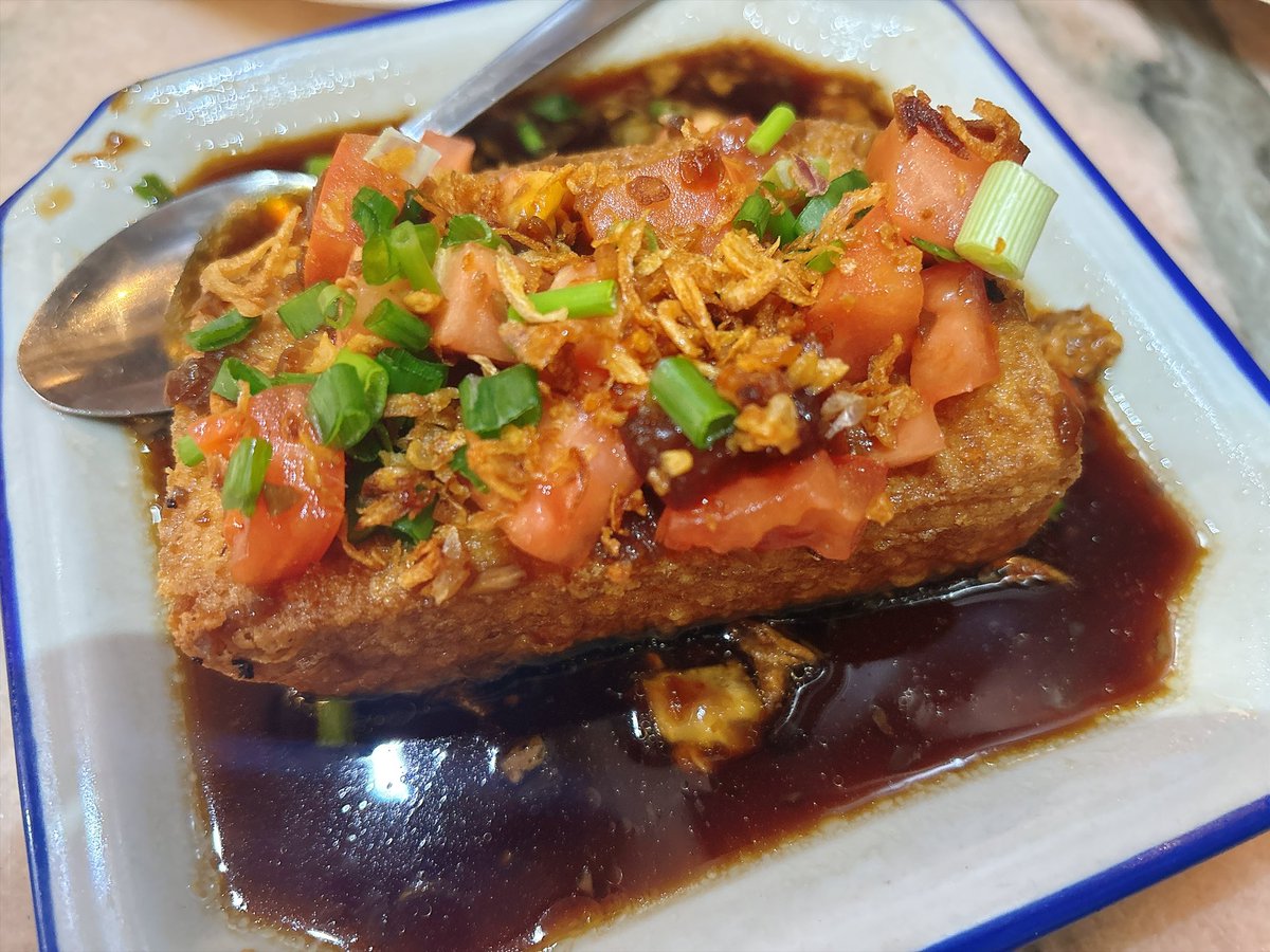 kabu_hei's tweet photo. マレーシア🇲🇾のマラッカで食べて美味しかったメニュー！

📍Bikini Toppings
ココナッツの殻に乗せたアイス＆ココナッツシェイク🍨
砂糖不使用のシェイクは爽やかで、マラッカ探索で歩き疲れた体に最高。

📍Atlantic Nyonya HQ
マラッカ伝統のニョニャ料理の店。
メニューも写真でわかりやすいので観光客でも頼みやすい。量はSでも多めなので複数人推奨。写真はAyam NyonaとTauhu Tempra。特にAyamはピーナッツの風味が効いている揚げ鶏って感じで美味しい😋
Rojakというサラダはちゃくちゃ辛いので注意⚠️

📍The Daily Fix Cafe
お土産屋さんの奥にあるオシャレカフェ。人気カフェで待ち時間がある場合もあり。
グラマラッカコーヒーというココヤシ糖と塩を使ったコーヒーが美味しい。
緑色のパンダンパンケーキも有名。