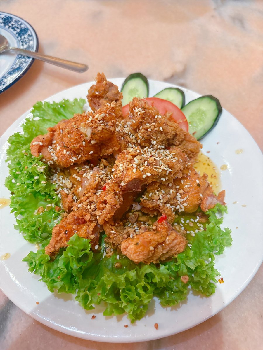 kabu_hei's tweet photo. マレーシア🇲🇾のマラッカで食べて美味しかったメニュー！

📍Bikini Toppings
ココナッツの殻に乗せたアイス＆ココナッツシェイク🍨
砂糖不使用のシェイクは爽やかで、マラッカ探索で歩き疲れた体に最高。

📍Atlantic Nyonya HQ
マラッカ伝統のニョニャ料理の店。
メニューも写真でわかりやすいので観光客でも頼みやすい。量はSでも多めなので複数人推奨。写真はAyam NyonaとTauhu Tempra。特にAyamはピーナッツの風味が効いている揚げ鶏って感じで美味しい😋
Rojakというサラダはちゃくちゃ辛いので注意⚠️

📍The Daily Fix Cafe
お土産屋さんの奥にあるオシャレカフェ。人気カフェで待ち時間がある場合もあり。
グラマラッカコーヒーというココヤシ糖と塩を使ったコーヒーが美味しい。
緑色のパンダンパンケーキも有名。