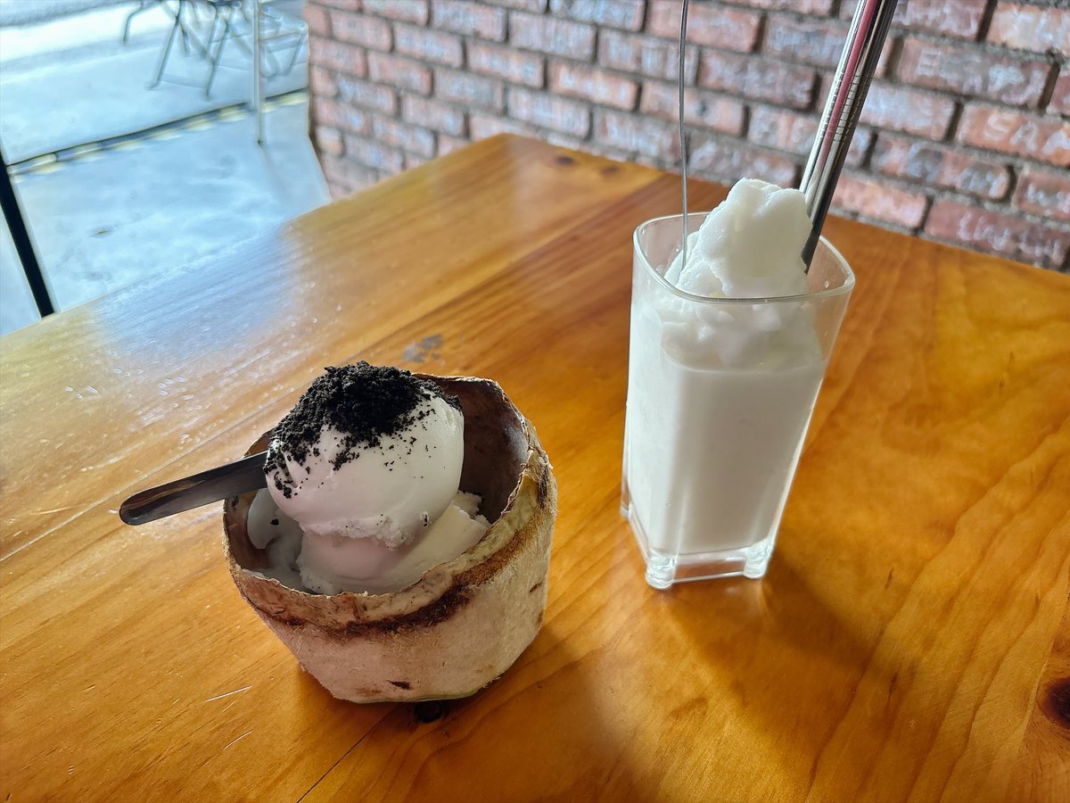 kabu_hei's tweet photo. マレーシア🇲🇾のマラッカで食べて美味しかったメニュー！

📍Bikini Toppings
ココナッツの殻に乗せたアイス＆ココナッツシェイク🍨
砂糖不使用のシェイクは爽やかで、マラッカ探索で歩き疲れた体に最高。

📍Atlantic Nyonya HQ
マラッカ伝統のニョニャ料理の店。
メニューも写真でわかりやすいので観光客でも頼みやすい。量はSでも多めなので複数人推奨。写真はAyam NyonaとTauhu Tempra。特にAyamはピーナッツの風味が効いている揚げ鶏って感じで美味しい😋
Rojakというサラダはちゃくちゃ辛いので注意⚠️

📍The Daily Fix Cafe
お土産屋さんの奥にあるオシャレカフェ。人気カフェで待ち時間がある場合もあり。
グラマラッカコーヒーというココヤシ糖と塩を使ったコーヒーが美味しい。
緑色のパンダンパンケーキも有名。