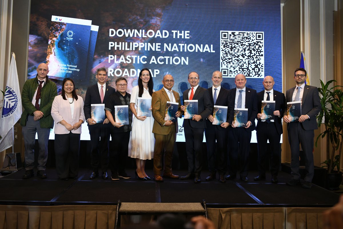 UNDPPH's tweet photo. 🌏♻️ From ambition to action!
The #PhilippineNationalPlasticActionRoadmap 2026–2040 charts a path to reduce plastic pollution by 85% by 2040.

UNDP supports the Philippines in advancing a circular economy through stronger policies, investments, and partnerships.
#PlasticAction https://t.co/y7PXWF3k1P