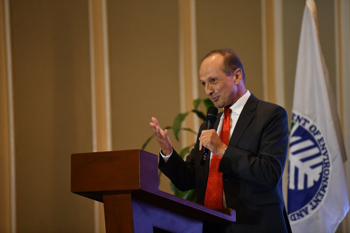 UNDPPH's tweet photo. 🌏♻️ From ambition to action!
The #PhilippineNationalPlasticActionRoadmap 2026–2040 charts a path to reduce plastic pollution by 85% by 2040.

UNDP supports the Philippines in advancing a circular economy through stronger policies, investments, and partnerships.
#PlasticAction https://t.co/y7PXWF3k1P