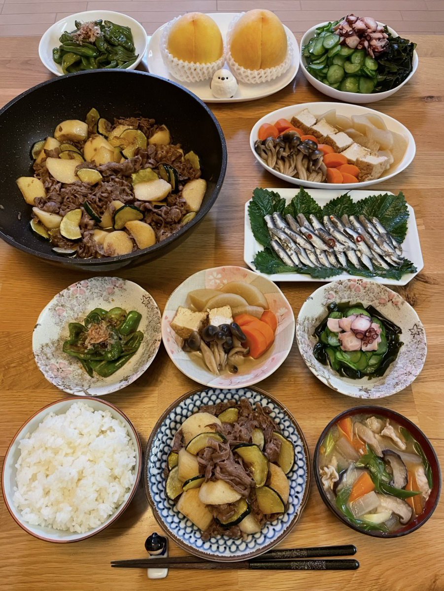 misaxyz's tweet photo. おかえり〜、１週間お疲れさま😊
今日は牛肉と長芋ズッキーニの甘辛炒め！黒毛和牛霜降り肉のコクと長芋のシャキシャキ感の甘辛ヌットリでたまらんよ。ママカリの酢漬け、梅酢だこの酢の物、昨日の煮物、万願寺唐辛子の醤油焼き、豚汁、黄金桃🍑✨
手ぇ洗っといで、早よ食べよ🤗 https://t.co/636jBqsva8