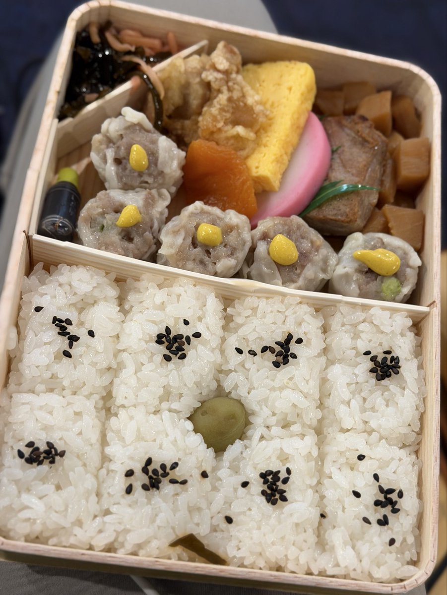 Kumamontar's tweet photo. ✈️待ちはだいたいこちら🍱 https://t.co/XCUxGz4Tes