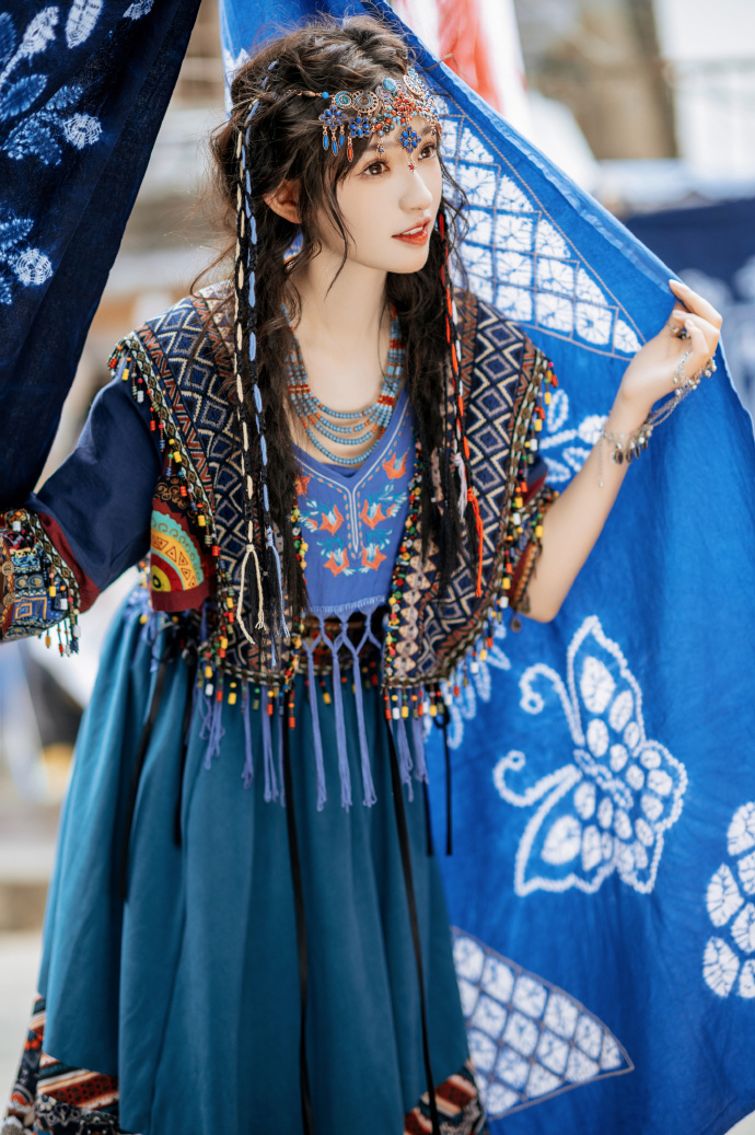 deden_1203's tweet photo. [Looking cool in the trendy Ludi (虏迪) outfit, the vivid indigo dye from Cai (蔡) crafts such a unique vibe—so stylish you can’t miss this trendy cut!] https://t.co/iGR4ZCocPx