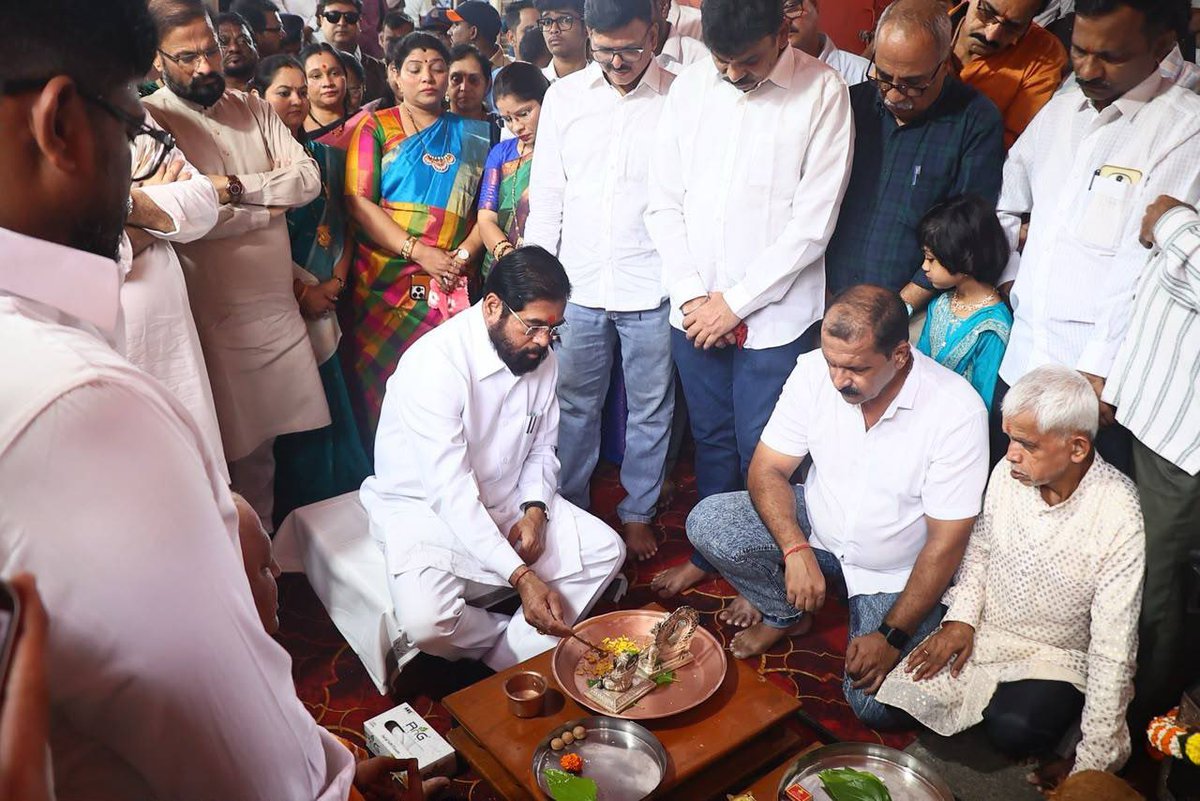 mieknathshinde's tweet photo. 📍 #ठाणे |

सिंहवाहिनी, आदिशक्ती तू, विश्वाची माऊली...
तुझ्या कृपेची आम्हावरी लाभो सदा सावली...

वंदनीय गुरुवर्य धर्मवीर आनंद दिघे साहेबांच्या प्रेरणेने आणि आशीर्वादाने सुरू करण्यात आलेल्या ठाण्यातील टेंभीनाका येथील 'श्री जय अंबे माँ सार्वजनिक नवरात्रोत्सव मंडळा'च्या देवीचा मंडप पूजन सोहळा आज मोठ्या उत्साहात आणि भक्तीमय वातावरणात संपन्न झाला.

यंदा मंडळाचे हे ४८वे वर्ष असून यंदा देवीसाठी देवभूमी उत्तराखंड येथील श्री बद्रीनाथ मंदिराची प्रतिकृती उभारण्यात येणार आहे. आज मंडप पूजन सोहळा पार पडल्यानंतर देवीच्या भव्य मंडपाच्या उभारणीला सुरुवात होणार आहे. 

यावेळी खासदार नरेश म्हस्के, आमदार संजय केळकर, आमदार रवींद्र फाटक, शहरप्रमुख हेमंत पवार, महापौर शर्मिला पिंपळोलकर, उपमहापौर कृष्णा पाटील, गटनेते पवन कदम, नगरसेवक संजय वाघुले, राजेश मोरे, सुधीर कोकाटे, शिवसेना राज्य संघटन प्रमुख आनंद परांजपे, ठाणे जिल्हा महिला संघटिका सौ.मीनाक्षी शिंदे, नौपाडा प्रभाग समिती सभापती सौ.मीनल संख्ये, माजी परिवहन समिती सभापती विलास जोशी, कमलेश चव्हाण, निखिल बुडजडे, जॅकी भोईर, स्वानंद पवार, किरण नाकती, बाळा गवस शिवसेना प्रवक्ते राहुल लोंढे तसेच #शिवसेना लोकप्रतिनिधी, पदाधिकारी, शिवसैनिक आणि भक्तगण मोठ्या संख्येने उपस्थित होते. 

#Shivsena #Thane #नवरात्र #नवरात्रोत्सव #Navratri #EknathShinde #Maharashtra