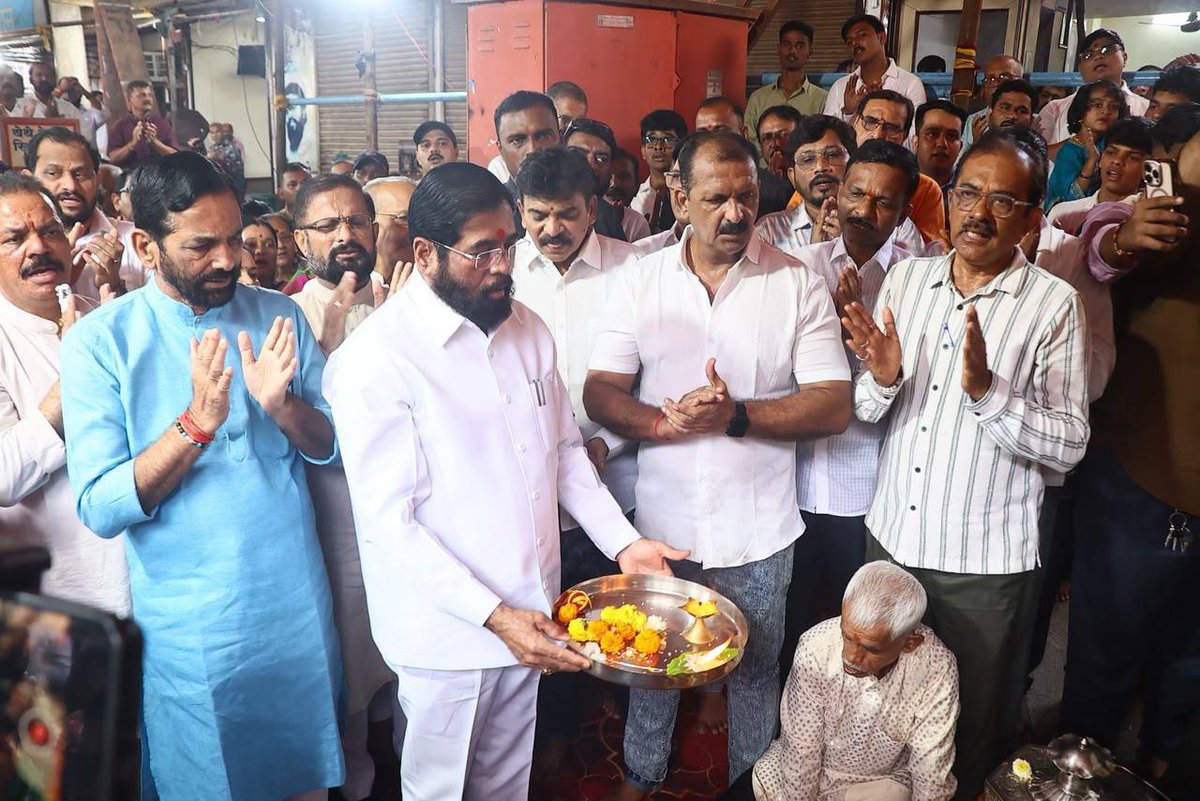 mieknathshinde's tweet photo. 📍 #ठाणे |

सिंहवाहिनी, आदिशक्ती तू, विश्वाची माऊली...
तुझ्या कृपेची आम्हावरी लाभो सदा सावली...

वंदनीय गुरुवर्य धर्मवीर आनंद दिघे साहेबांच्या प्रेरणेने आणि आशीर्वादाने सुरू करण्यात आलेल्या ठाण्यातील टेंभीनाका येथील 'श्री जय अंबे माँ सार्वजनिक नवरात्रोत्सव मंडळा'च्या देवीचा मंडप पूजन सोहळा आज मोठ्या उत्साहात आणि भक्तीमय वातावरणात संपन्न झाला.

यंदा मंडळाचे हे ४८वे वर्ष असून यंदा देवीसाठी देवभूमी उत्तराखंड येथील श्री बद्रीनाथ मंदिराची प्रतिकृती उभारण्यात येणार आहे. आज मंडप पूजन सोहळा पार पडल्यानंतर देवीच्या भव्य मंडपाच्या उभारणीला सुरुवात होणार आहे. 

यावेळी खासदार नरेश म्हस्के, आमदार संजय केळकर, आमदार रवींद्र फाटक, शहरप्रमुख हेमंत पवार, महापौर शर्मिला पिंपळोलकर, उपमहापौर कृष्णा पाटील, गटनेते पवन कदम, नगरसेवक संजय वाघुले, राजेश मोरे, सुधीर कोकाटे, शिवसेना राज्य संघटन प्रमुख आनंद परांजपे, ठाणे जिल्हा महिला संघटिका सौ.मीनाक्षी शिंदे, नौपाडा प्रभाग समिती सभापती सौ.मीनल संख्ये, माजी परिवहन समिती सभापती विलास जोशी, कमलेश चव्हाण, निखिल बुडजडे, जॅकी भोईर, स्वानंद पवार, किरण नाकती, बाळा गवस शिवसेना प्रवक्ते राहुल लोंढे तसेच #शिवसेना लोकप्रतिनिधी, पदाधिकारी, शिवसैनिक आणि भक्तगण मोठ्या संख्येने उपस्थित होते. 

#Shivsena #Thane #नवरात्र #नवरात्रोत्सव #Navratri #EknathShinde #Maharashtra