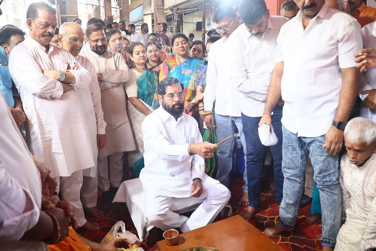 mieknathshinde's tweet photo. 📍 #ठाणे |

सिंहवाहिनी, आदिशक्ती तू, विश्वाची माऊली...
तुझ्या कृपेची आम्हावरी लाभो सदा सावली...

वंदनीय गुरुवर्य धर्मवीर आनंद दिघे साहेबांच्या प्रेरणेने आणि आशीर्वादाने सुरू करण्यात आलेल्या ठाण्यातील टेंभीनाका येथील 'श्री जय अंबे माँ सार्वजनिक नवरात्रोत्सव मंडळा'च्या देवीचा मंडप पूजन सोहळा आज मोठ्या उत्साहात आणि भक्तीमय वातावरणात संपन्न झाला.

यंदा मंडळाचे हे ४८वे वर्ष असून यंदा देवीसाठी देवभूमी उत्तराखंड येथील श्री बद्रीनाथ मंदिराची प्रतिकृती उभारण्यात येणार आहे. आज मंडप पूजन सोहळा पार पडल्यानंतर देवीच्या भव्य मंडपाच्या उभारणीला सुरुवात होणार आहे. 

यावेळी खासदार नरेश म्हस्के, आमदार संजय केळकर, आमदार रवींद्र फाटक, शहरप्रमुख हेमंत पवार, महापौर शर्मिला पिंपळोलकर, उपमहापौर कृष्णा पाटील, गटनेते पवन कदम, नगरसेवक संजय वाघुले, राजेश मोरे, सुधीर कोकाटे, शिवसेना राज्य संघटन प्रमुख आनंद परांजपे, ठाणे जिल्हा महिला संघटिका सौ.मीनाक्षी शिंदे, नौपाडा प्रभाग समिती सभापती सौ.मीनल संख्ये, माजी परिवहन समिती सभापती विलास जोशी, कमलेश चव्हाण, निखिल बुडजडे, जॅकी भोईर, स्वानंद पवार, किरण नाकती, बाळा गवस शिवसेना प्रवक्ते राहुल लोंढे तसेच #शिवसेना लोकप्रतिनिधी, पदाधिकारी, शिवसैनिक आणि भक्तगण मोठ्या संख्येने उपस्थित होते. 

#Shivsena #Thane #नवरात्र #नवरात्रोत्सव #Navratri #EknathShinde #Maharashtra