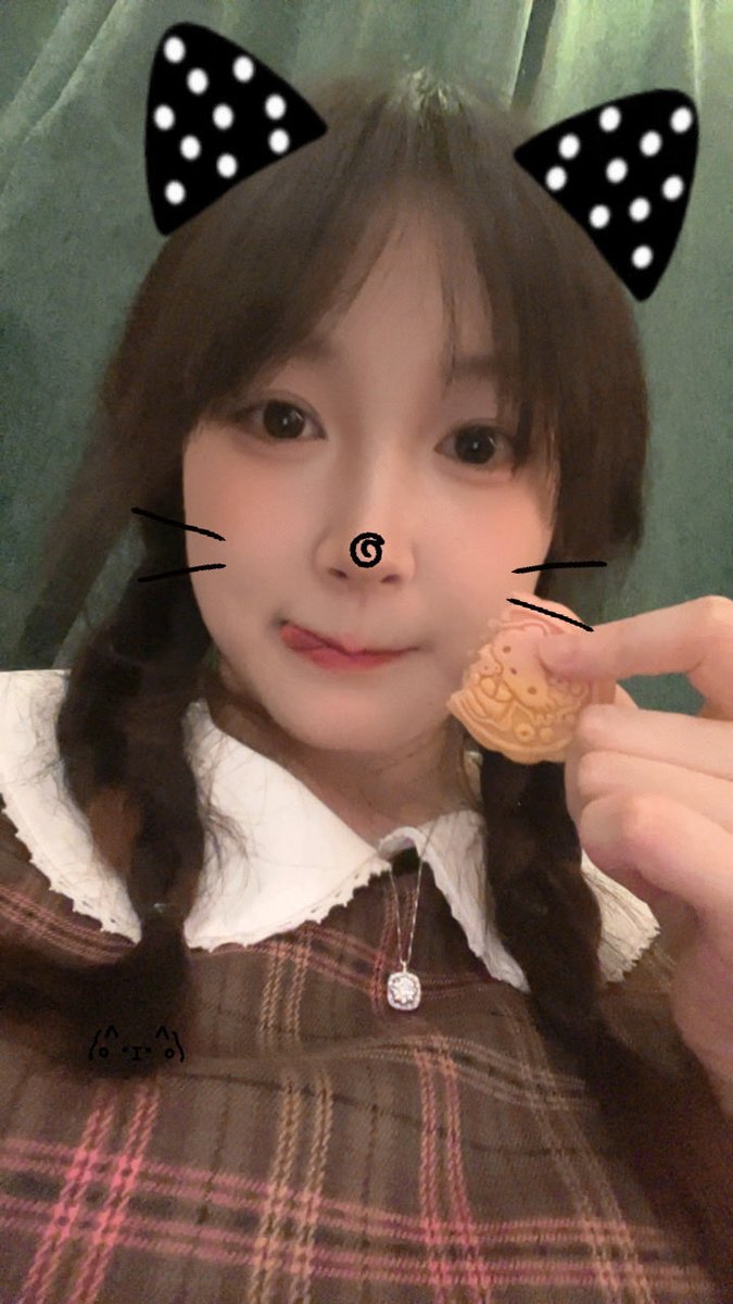 xydjbds's tweet photo. 我吃月饼了。朋友给我买的，hellokitty好可爱吧 https://t.co/vKMtAoKI2V