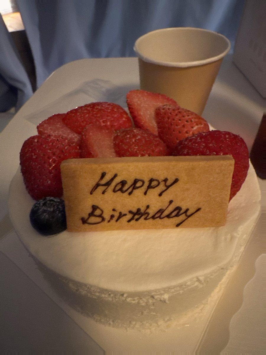 skycat912's tweet photo. お誕生日をいろんな人にお祝いしてもらえてケーキ5個目‼️

こんなにいろんな人がお祝いしてくれて嬉しい‼️🥳 https://t.co/fijX8JAl7t