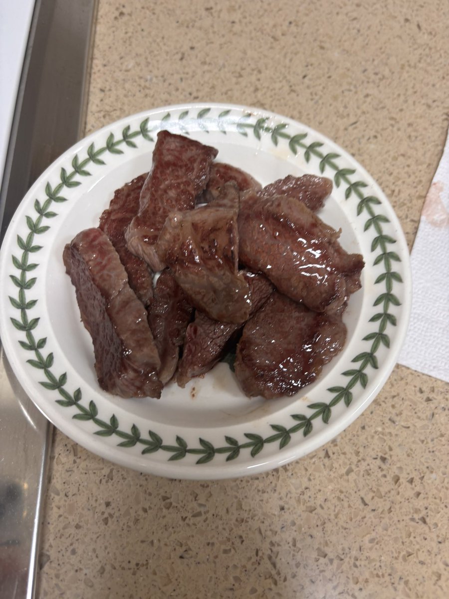storm_pazuzu's tweet photo. 내가구웠고나랑결혼하면소고기맨날구워줄수있어 https://t.co/lCrhkmnvf6