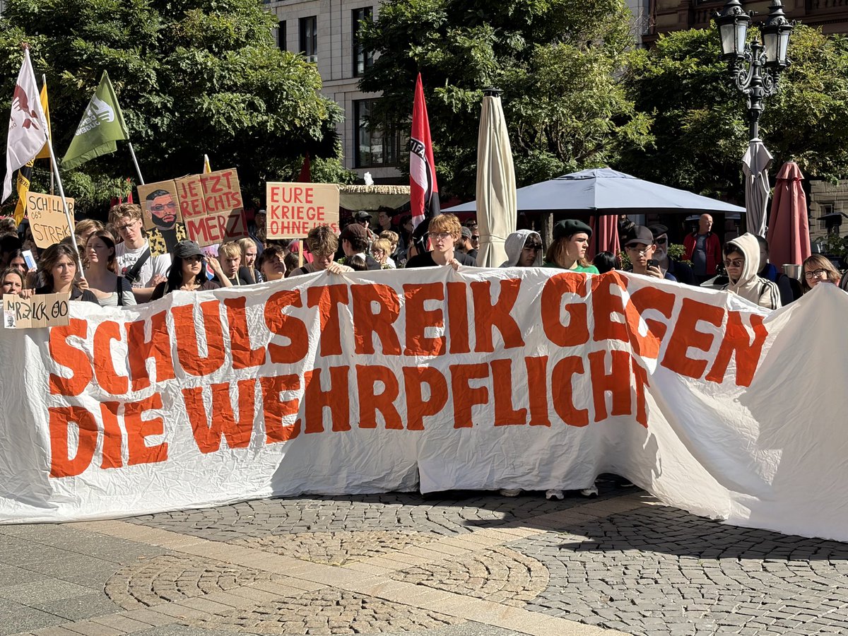 maxotte_says's tweet photo. Schulkinder demonstrieren gegen die Wehrpflicht. "Jetzt reichts, Merz."   Endlich! https://t.co/ayeiun2pw0