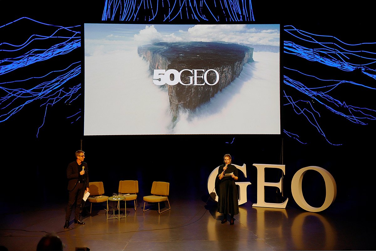 Gasometer_OB's tweet photo. Der Mensch als Banane, ein runder Geburtstag und jede Menge Walkacke: #GEO feierte sein 50-jähriges Bestehen im #Gasometer #Oberhausen!

Mehr dazu und die Fotos des Gala-Abends unter https://t.co/NYSWCTqOmN 

Fotos: Dirk Böttger, Gasometer Oberhausen GmbH https://t.co/xBbXshL9yU