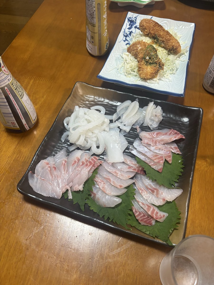 Ct9a2's tweet photo. 今日は石鯛とアオリイカの刺身とカマス焼きと白金ロクサンサンでディスコティック〜♪ https://t.co/8NI6zvqium