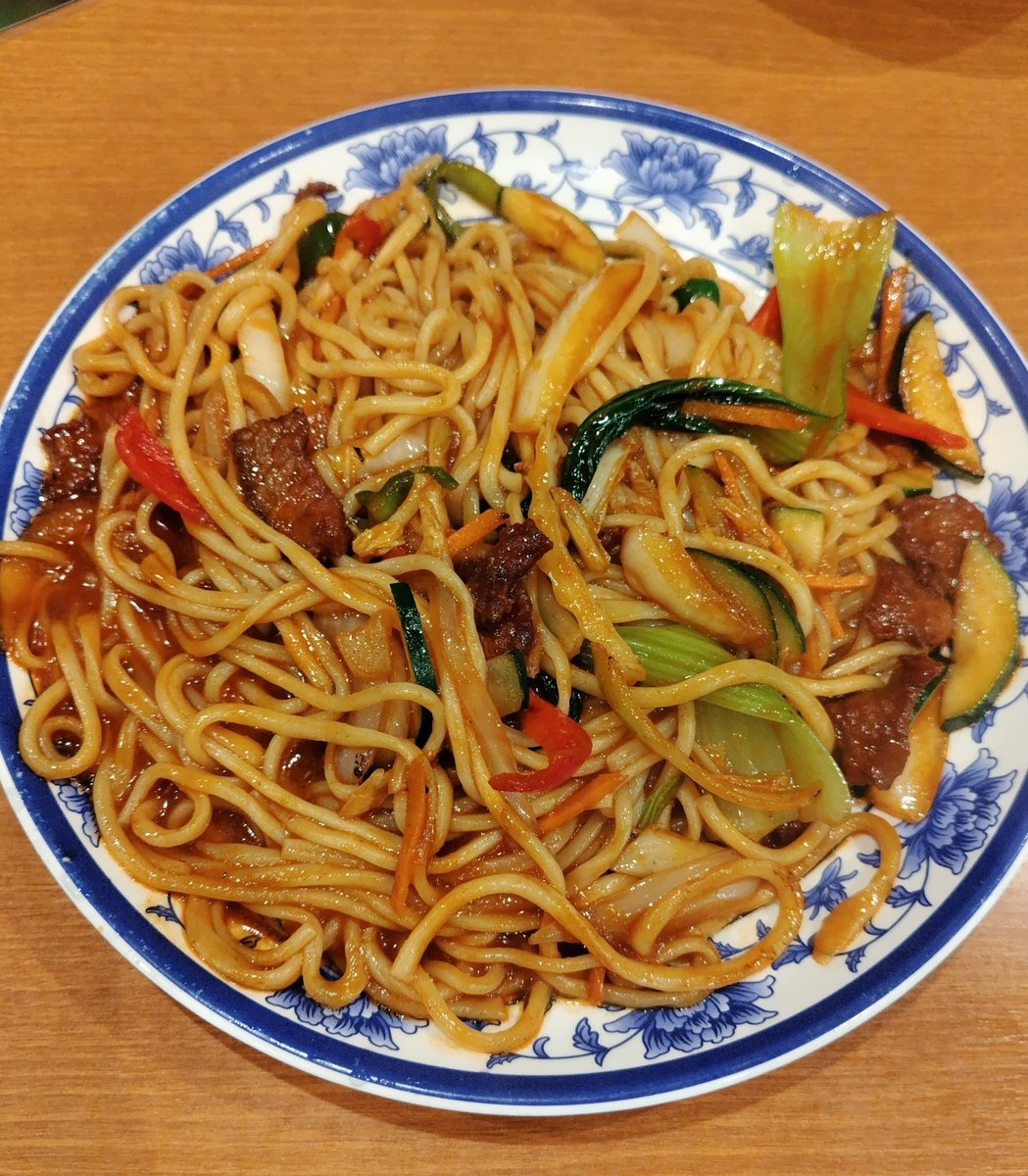 hakomotom's tweet photo. 蘭州ラーメンのお店の牛肉焼きそば。なにやら辛くて美味しいぞ。 https://t.co/EBDBGMJY0E