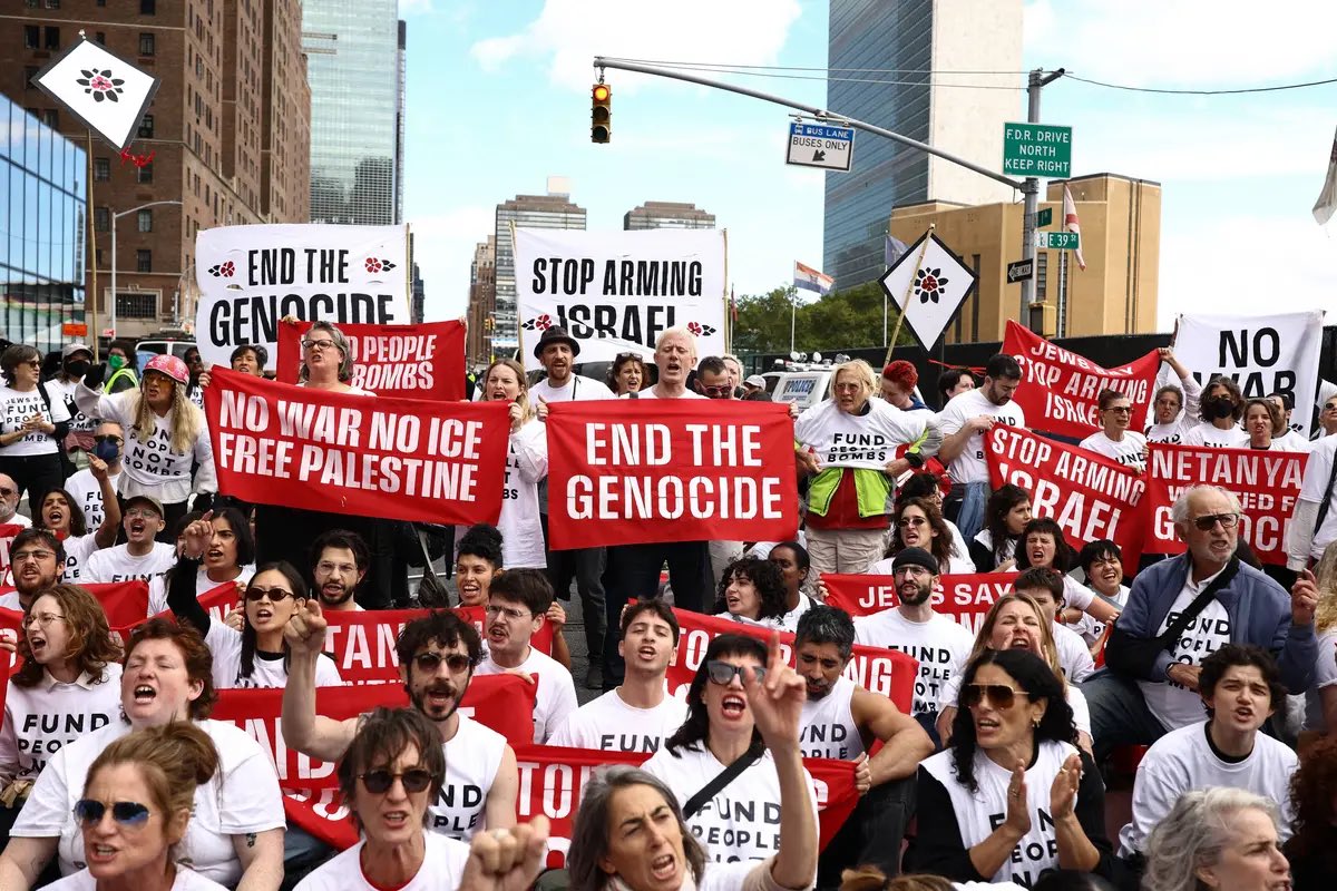 PeterCronau's tweet photo. Seems @ABCnews missed this huge anti-Israel protest outside the UN — though they managed to report an anti-China protest. 

And they reported on speeches inside the General Assembly — but missed the mass walkout for Netanyahu’s speech. 

Strange. https://t.co/uzliwmqTVk