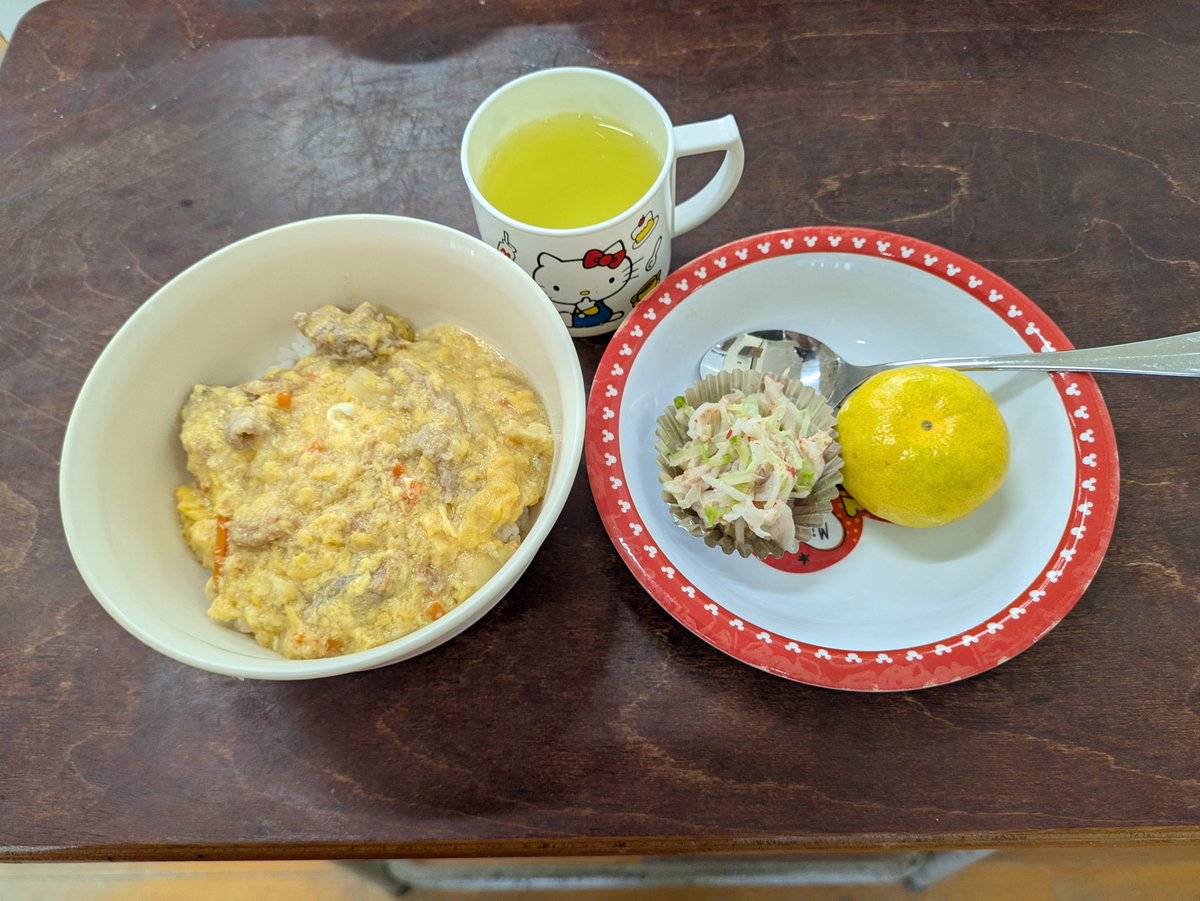 omochan6's tweet photo. 9/25　参加者 90名
メニュー
🌸豚玉丼（レトルト、豚肉、玉子、玉葱）
🌸サラダ（かにカマ、ツナ缶、キャベツ）
🌸みかん

今回のお米の量も３升炊いて、追加のパックご飯も６食でした。
とにかく、すごいお米消費量ですね。
区役所からのお客さんが2名お越しになりました。 https://t.co/n5TJuIyFqs