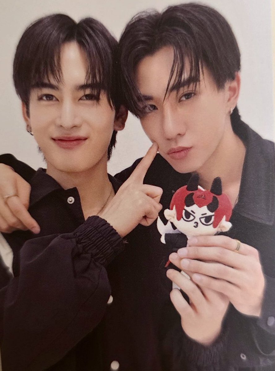 ktviac's tweet photo. first time they are holding their baby 🥹 https://t.co/33bNZpkRKI