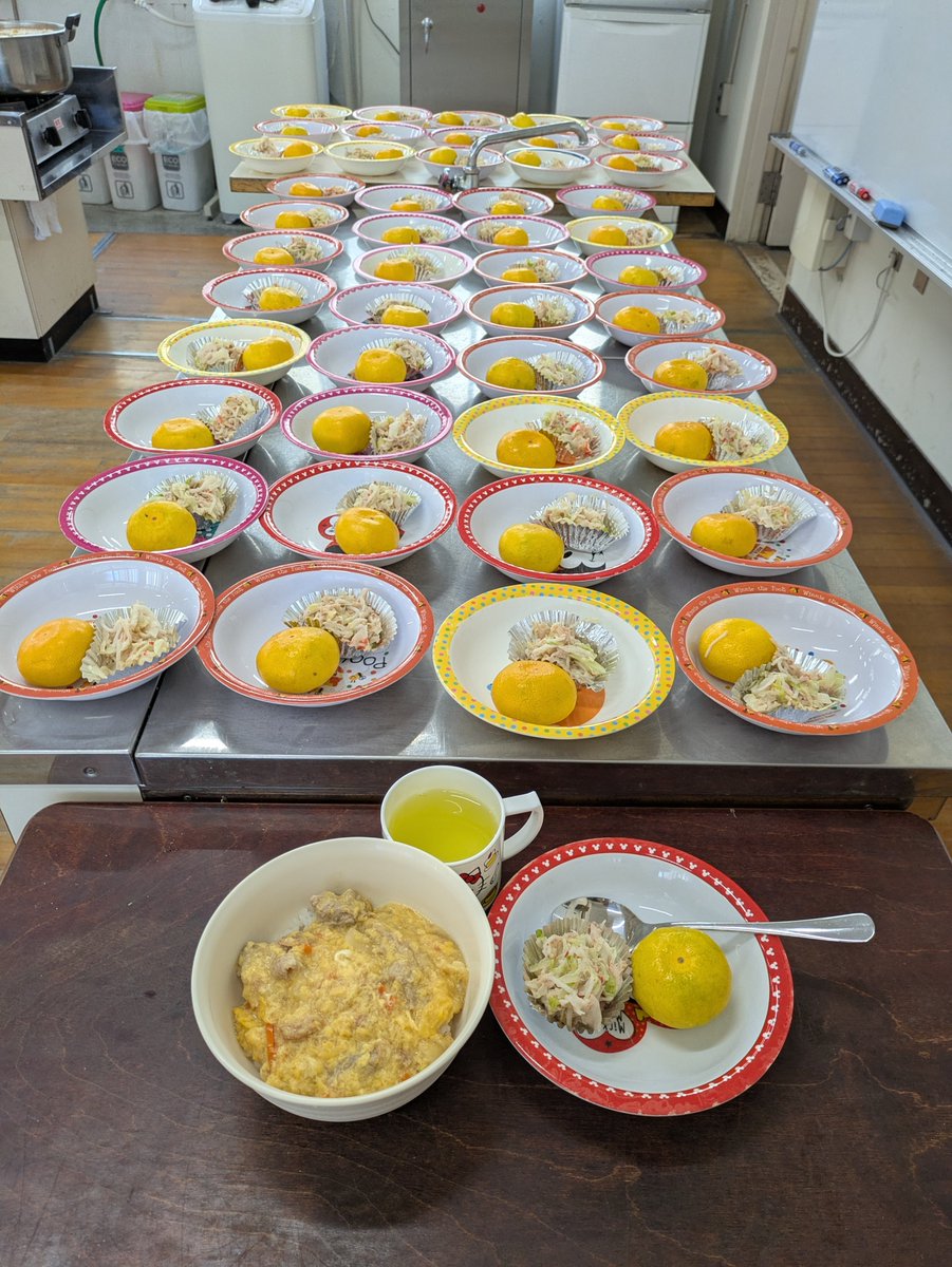 omochan6's tweet photo. 9/25　参加者 90名
メニュー
🌸豚玉丼（レトルト、豚肉、玉子、玉葱）
🌸サラダ（かにカマ、ツナ缶、キャベツ）
🌸みかん

今回のお米の量も３升炊いて、追加のパックご飯も６食でした。
とにかく、すごいお米消費量ですね。
区役所からのお客さんが2名お越しになりました。 https://t.co/n5TJuIyFqs