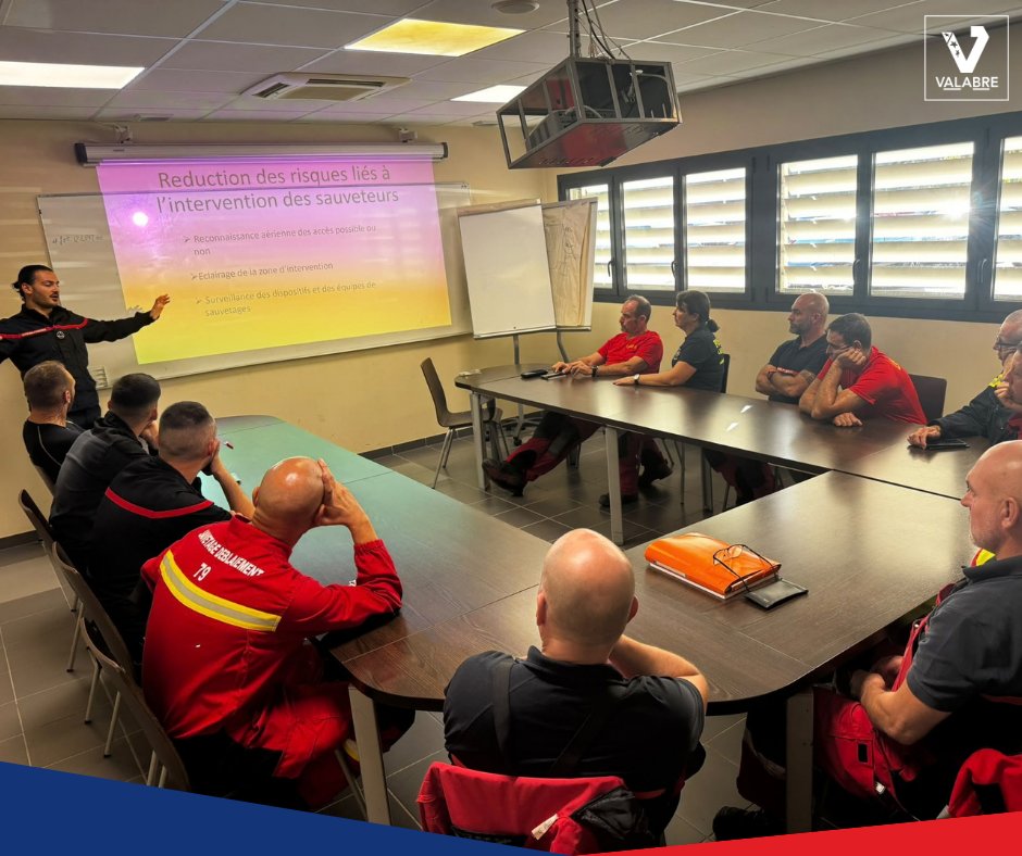 EntenteValabre's tweet photo. Première semaine de formation « Chef d’unité sauveteur-déblayeur - #SDE2 », qui s’est déroulée à Valabre, en partenariat avec le @Pompiers_13.

➡️ Au programme de la semaine : des apports pédagogiques et plusieurs mises en situation permettant aux stagiaires de mettre en pratique leurs connaissances au centre de secours des Pennes-Mirabeau.

Suite de la formation la semaine prochaine dans l’#Aveyron : place exclusivement aux mises en situation professionnelles.

Les SDIS présents lors de la formation : #BMSC, @SDIS11OFFICIEL, @sdis42 , @SDIS54, @sdis64, @SDIS66, #SDIS79 , @SDIS81, @SDIS974, #STIS978