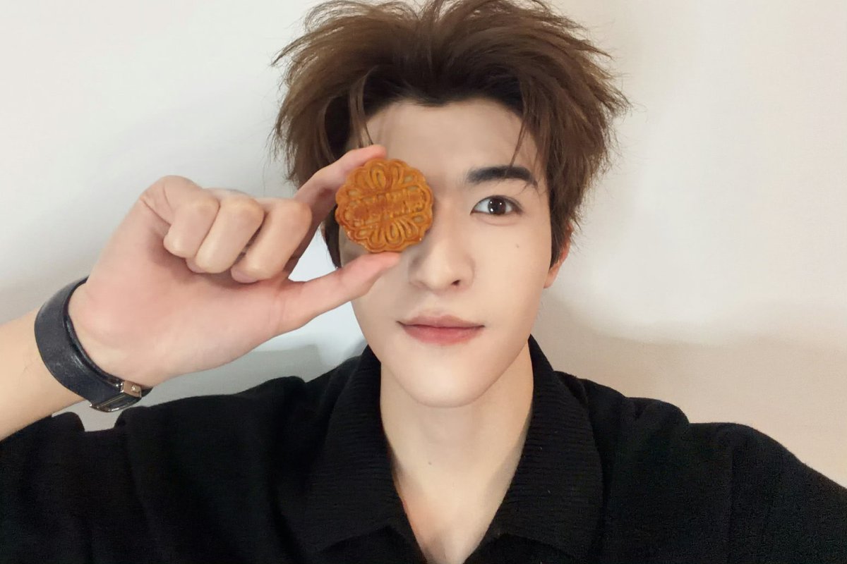 patrick_thfc's tweet photo. 260925 | Patrick's Weibo &amp; X Update

ʚ🐰ɞ

สุขสันต์วันไหว้พระจันทร์คับ🥳! ลองทายดูสิว่าไส้อะไร🥮🌕 น้องนิคก็อยากกินด้วย🙊

#แพทริค #PatrickFinkler 
#尹浩宇 #แพทริคณัฐวรรธ์ https://t.co/Wk9wJuMX5x