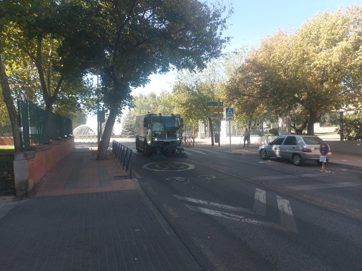 KevinVilla67736's tweet photo. @MalasLenguas_Tv @SarahPerezSanta Limpiando la calle que el domingo vienen los perros a dar un mitin https://t.co/C1l2S71WxR