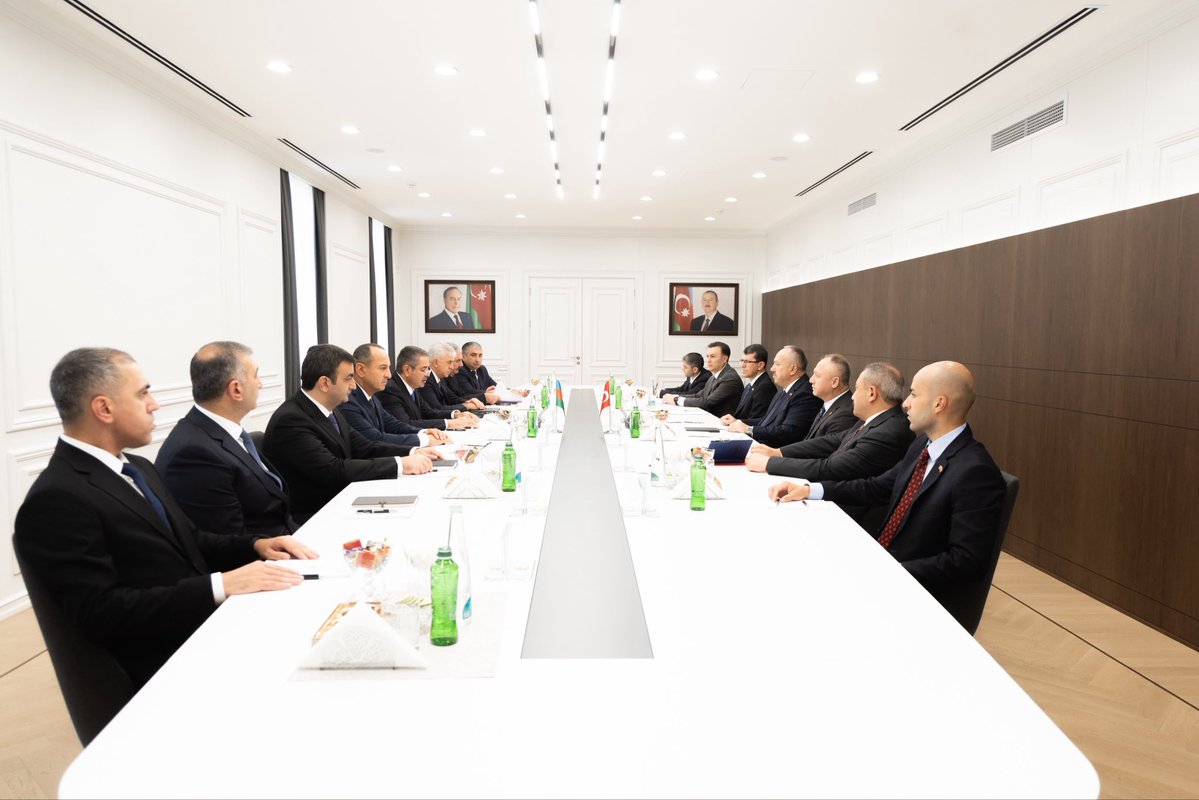 EmniyetGM's tweet photo. Emniyet Genel Müdürümüz Sayın Ali Fidan ve beraberindeki heyet, resmi temaslarda bulunmak üzere Bakü’ye ziyaret gerçekleştirdi.

Ziyaretin ilk programında, Azerbaycan’ın Milli Lideri Haydar Aliyev’in kabri ziyaret edilerek saygı ve rahmetle anıldı.

Ziyaret kapsamında Azerbaycan İçişleri Bakanı Sayın Vilayet Eyvazov; Türkiye Cumhuriyeti Bakü Büyükelçisi Prof. Dr. Sayın Birol Akgün ile Emniyet Genel Müdürümüz Sayın Ali Fidan ve beraberindeki heyeti makamında kabul etti. 

Ardından, Emniyet Genel Müdürümüz Sayın Ali Fidan ile Azerbaycan İçişleri 1. Bakan Yardımcısı Sayın Seyfulla Azimov’un başkanlığında Türkiye-Azerbaycan 9. Polis İş Birliği Toplantısı gerçekleştirildi.

Toplantıda; adli ve idari kolluk hizmetleri, sınıraşan suçlarla mücadele, siber suçlarla mücadele ve teknik altyapı konularında mevcut iş birliğinin daha da geliştirilmesine yönelik ortak çalışma imkânları değerlendirildi.