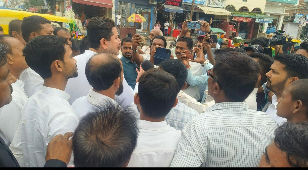 PeopleofHind's tweet photo. बिहार में मुख्य चुनाव आयुक्त श्री ज्ञानेश कुमार के अनैतिक व अवैध निर्णयों, सत्ता समर्थित नीतियों, निष्पक्ष चुनाव प्रणाली को समाप्त करने की साजिश, दोषपूर्ण और द्वेषपूर्ण 𝐒𝐈𝐑, चुनावी धांधली, वोट डकैती, संविधान व लोकतंत्र को खत्म करने के षड्यंत्र तथा बिहार बंगाल सहित अन्य राज्यों के विधानसभा चुनाव रद्द करने की माँग को लेकर आज शिवहर में साथियों के साथ मुख्य चुनाव आयुक्त का पुतला दहन किया गया. 

लोकतंत्र बचाने की इस लड़ाई में सभी साथ हैं.

जय लालू-जय तेजस्वी. जय राजद.