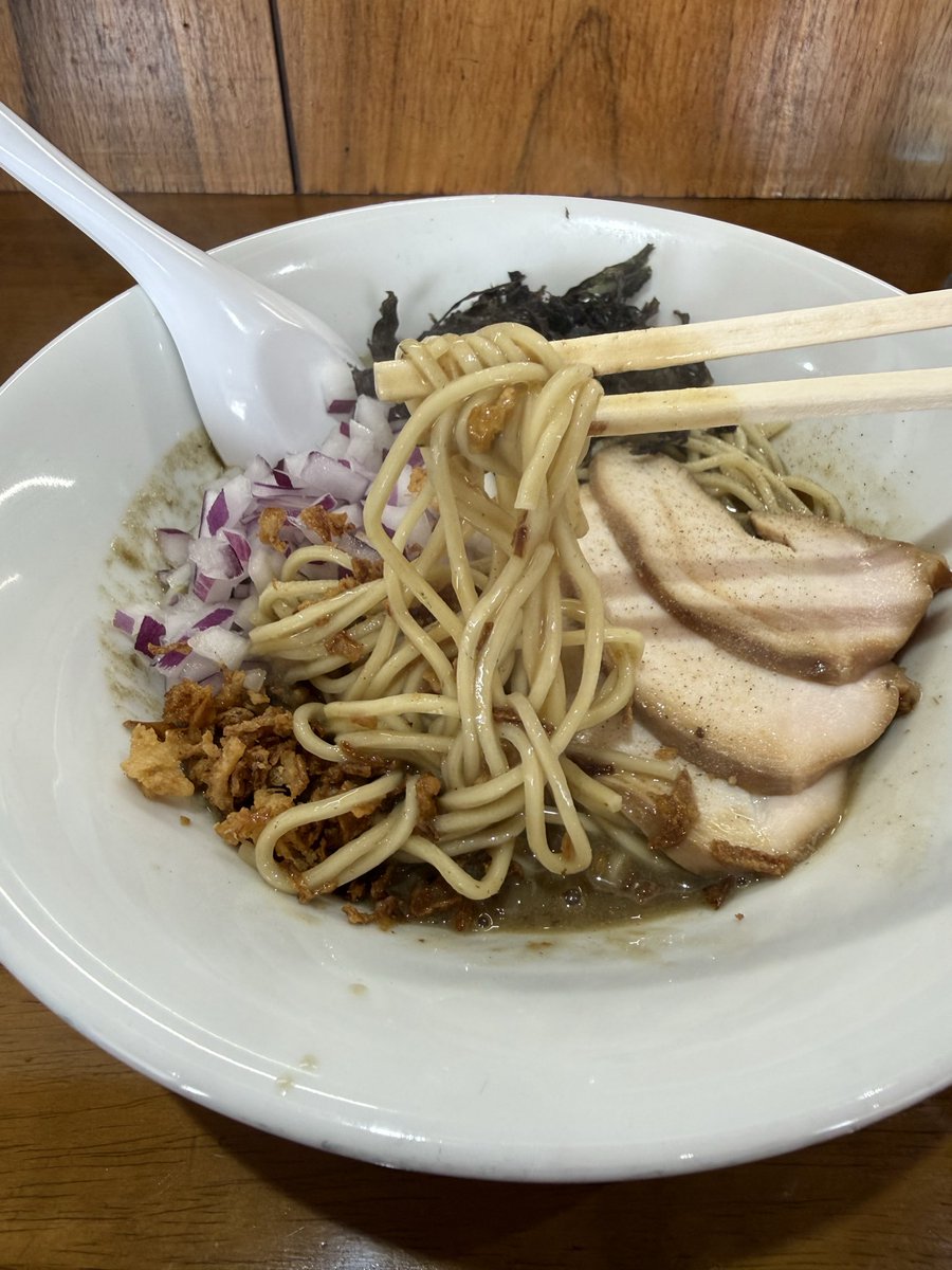 dashiyo15's tweet photo. 彩麺 春日遅遅
濃厚煮干
和え玉焦がし葱（ハーフ）

今日は濃厚の気分🐟
トロッとしたビターな煮干しスープが堪らない‼️
パツパツ中太麺やしっとりした鶏チャーシューも絶品😋
玉ねぎのシャキシャキ食感も👍
クセになる美味さ😵

#春日遅遅 https://t.co/wpYUnDhrTy