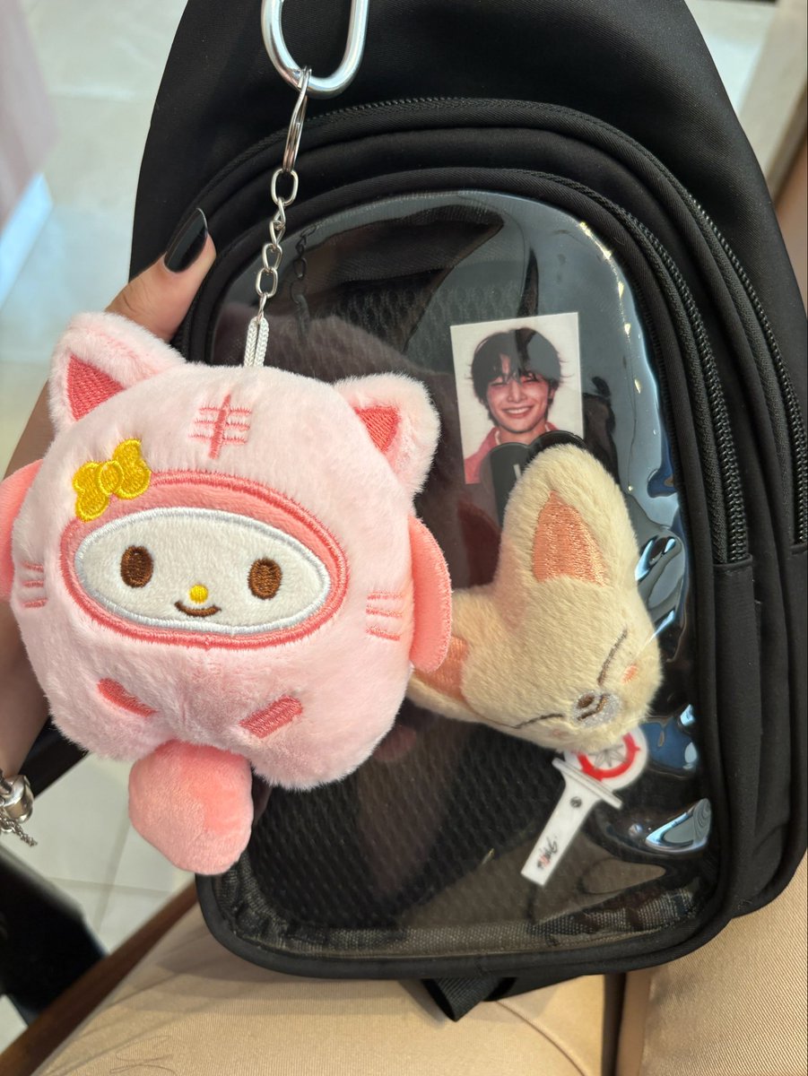 sainnie_'s tweet photo. só pq eu queria mostrar pra vcs minha bolsa q levo pro trabalho :) bem a cara de uma mulher de 23 anos, AMO https://t.co/YY9mUIQvia