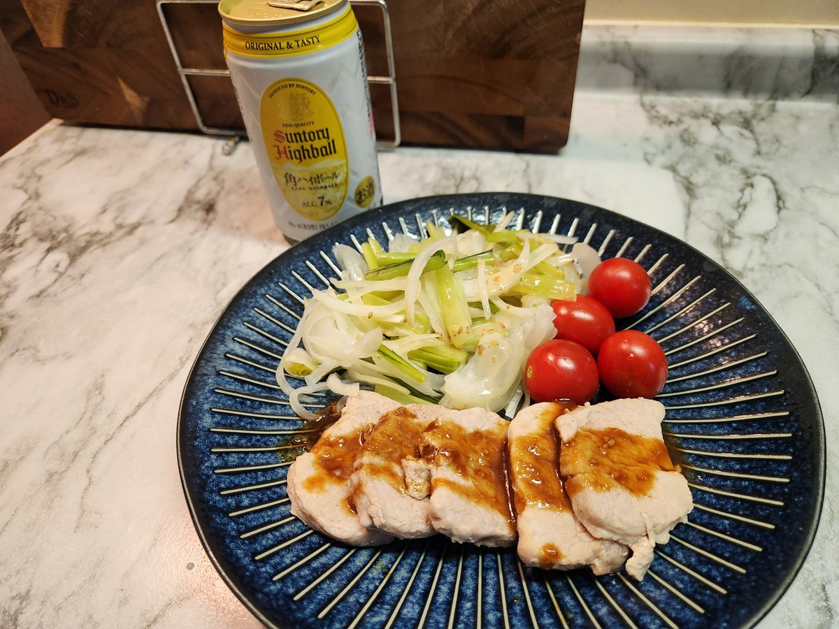 hiro85661180's tweet photo. 今日の晩御飯は、豚ヒレ肉のステーキ、久しぶりのハイボールです。
ｲﾀﾀﾞｷ━(人˙꒳​˙  )━ﾏｽｯ
#料理男子
#飯テロ https://t.co/nEGY5ZQoNe